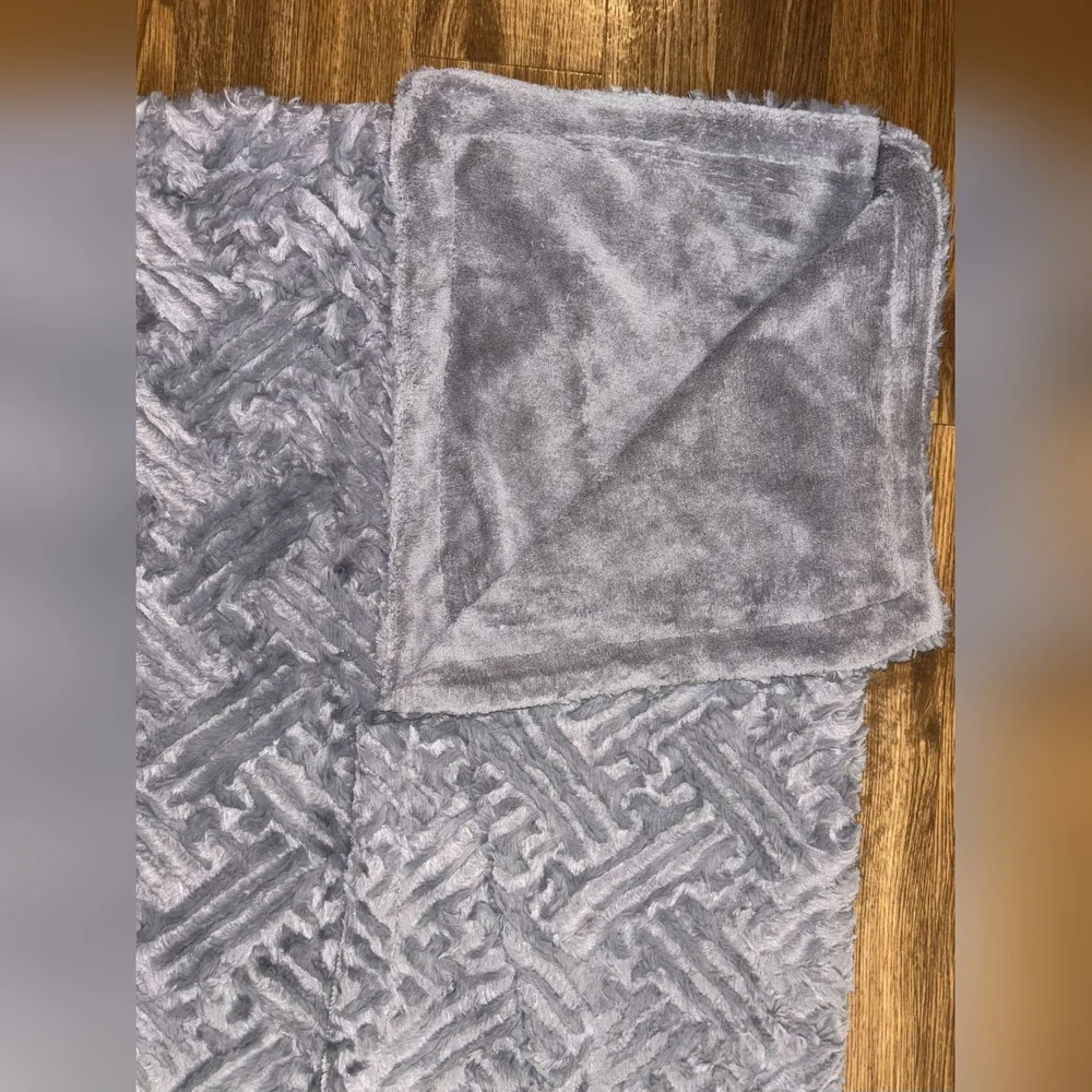 Limited edition soft gray plush throw - Picture 9 of 17